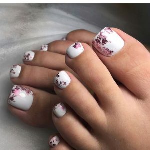 decoracion uñas pies flores y blanco
